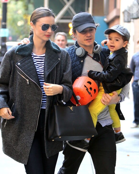 Miranda Kerr e Orlando Bloom passeiam juntos com o filho Flynn, de 2 anos, pelas ruas de Nova York, na tarde desta segunda-feira, 28 de outubro de 2013, após anunciarem separação