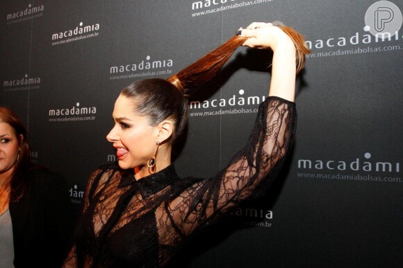 Fernanda Machado mostra o cabelão em evento da São Paulo Fashion Week
