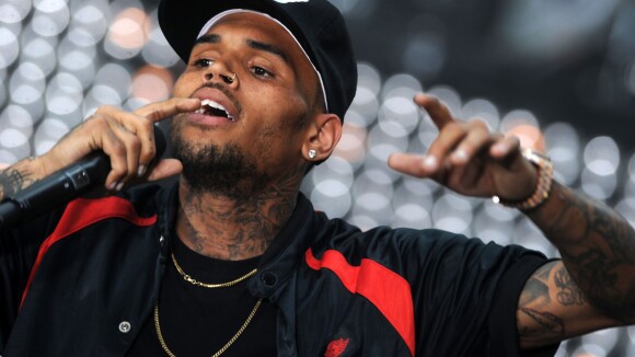 Chris Brown vai para clínica de reabilitação após ser preso por agressão