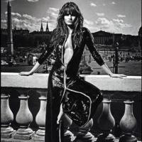 Isabeli Fontana posa sexy, toda de preto e com decotão para a 'Vogue' francesa
