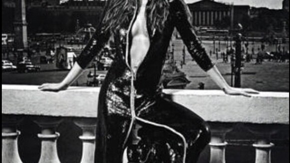 Isabeli Fontana posa sexy, toda de preto e com decotão para a 'Vogue' francesa