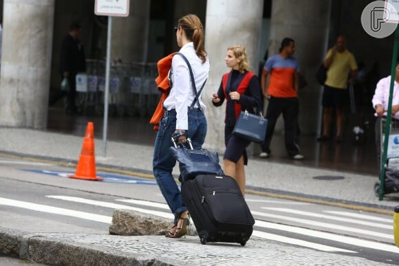 Paolla Oliveira deixa o aeroporto Santos Dumont, no Rio