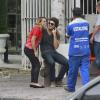 Sem desligar o celular, Cauã Reymond atende a uma fã que o reconheceu, na tarde desta sexta-feira, 1 de novembro de 2013, na Barra da Tijuca, Zona Oeste do Rio de Janeiro
