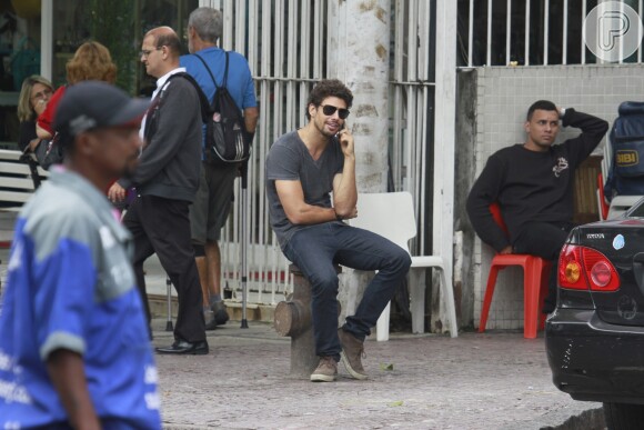 O ator Cauã Reymond falou sorridente ao celular, na tarde desta sexta-feira, 1 de novembro de 2013, na Barra da Tijuca, Zona Oeste do Rio de Janeiro