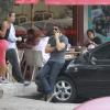 O ator Cauã Reymond, ex-marido de Grazi Massafera, fala ao celular encostado em um carro, na tarde desta sexta-feira, 1 de novembro de 2013, na Barra da Tijuca, Zona Oeste do Rio de Janeiro