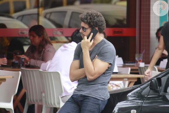 Ex-marido de Grazi Massafera, Cauã Reymond fala ao celular sorridente encostado em um carro, na tarde desta sexta-feira, 1 de novembro de 2013, na Barra da Tijuca, Zona Oeste do Rio de Janeiro