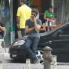 Cauã Reymond fala ao celular encostado em um carro, na tarde desta sexta-feira, 1 de novembro de 2013, na Barra da Tijuca, Zona Oeste do Rio de Janeiro