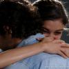 Amora (Sophie Charlotte) abraça Bento (Marco Pigossi) após sair da cadeia, em cena de 'Sangue Bom'