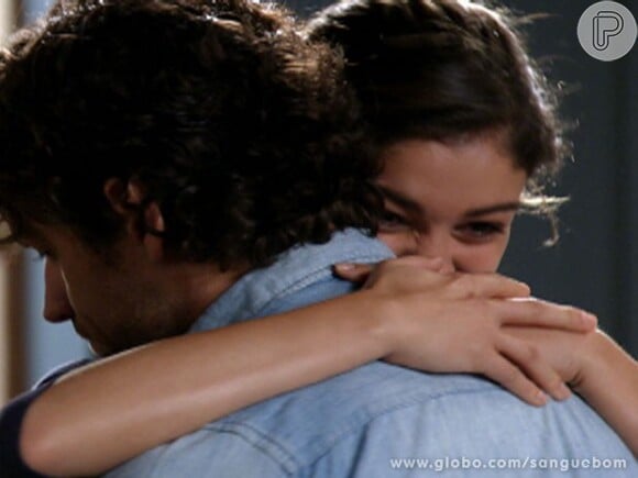 Amora (Sophie Charlotte) abraça Bento (Marco Pigossi) após sair da cadeia, em cena de 'Sangue Bom'