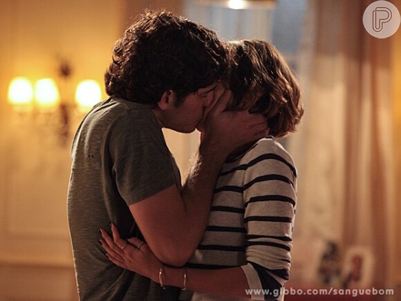 Bento (Marco Pigossi) se declara e dá o primeiro beijo em Amora (Sophie Charlotte), em cena de 'Sangue Bom