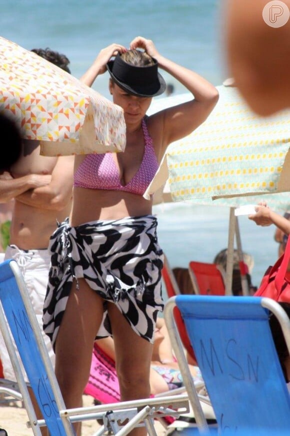 A atriz não resistiu ao calor que fez no Rio de Janeiro e correu para a praia do Leblon, na Zona Sul da cidade