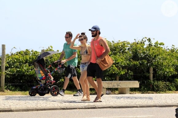 Bianca Bin e o marido, Pedro Brandão caminham na praia da Barra da Tijuca, na Zona Oeste do Rio de Janeiro