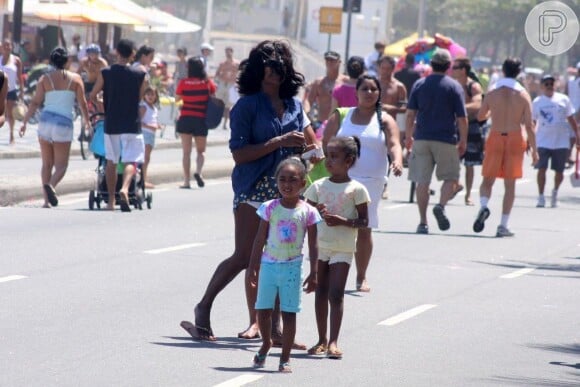 Glória Maria passeou com as filhas pelo calçadão do Leblon, na Zona Sul do Rio, neste domingo 3 de novembro de 2013