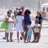 Acompanhada pela babá, Glória Maria levou as filhas para passear na orla da praia do Leblon, no Rio