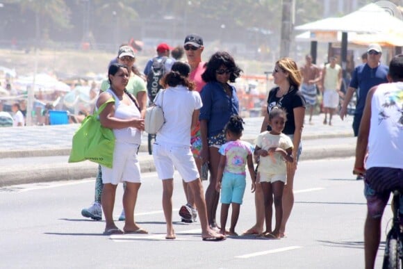 Acompanhada pela babá, Glória Maria levou as filhas para passear na orla da praia do Leblon, no Rio
