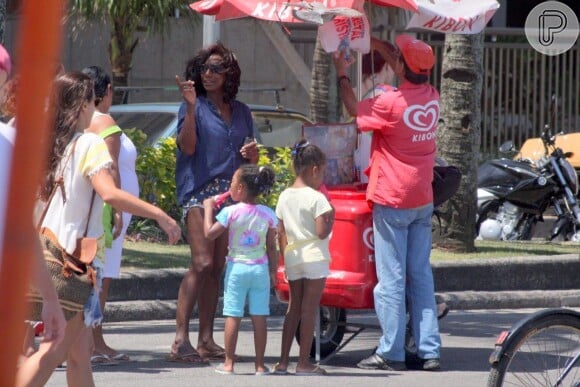 Mãe coruja, Gloria Maria comprar sorvete para as meninas