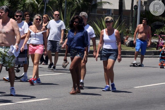 Glória Maria caminha no calçadão do Leblon, no Rio