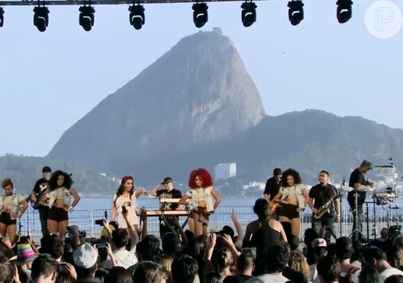Anitta se apresentou no Rio de Janeiro com o Pão de Açúcar ao fundo