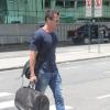 Malvino Salvador carrega sua própria mala em aeroporto do Rio