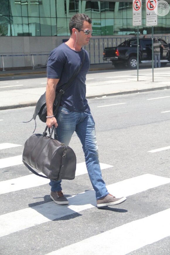 Malvino Salvador carrega sua própria mala em aeroporto do Rio