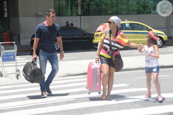 Malvino Salvador embarca no aeroporto Santos Dumont, no Rio