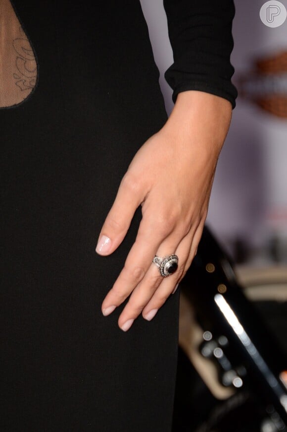Para combinar com o vestido, a atriz escolheu um anel com pedra preta
