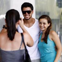 Rodrigo Simas faz biquinho para foto com fãs em aeroporto do Rio