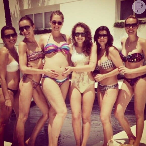 No final de semana, Ana Hickmann posou rodeada de amigas em frente a uma piscina