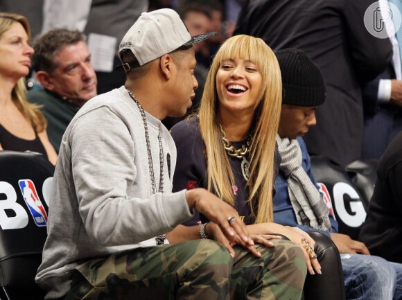 Beyoncé e Jay-Z, no Barclays Center em novembro de 2012, se divertem durante a vitória do Brooklyn Nets