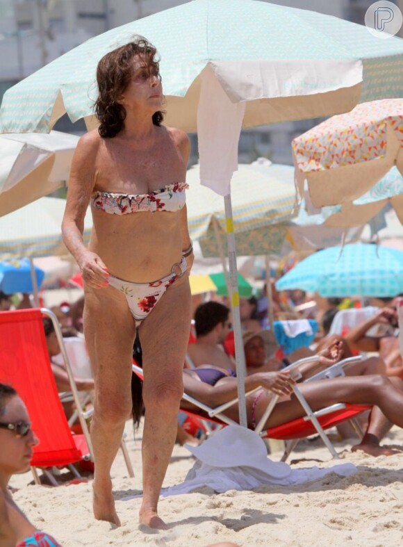 Aos 72 anos, Betty Faria é sempre clicada na praia de biquíni