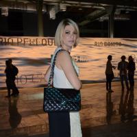 Antônia Fontenelle desfila bolsa da Chanel de R$ 15 mil no Fashion Rio