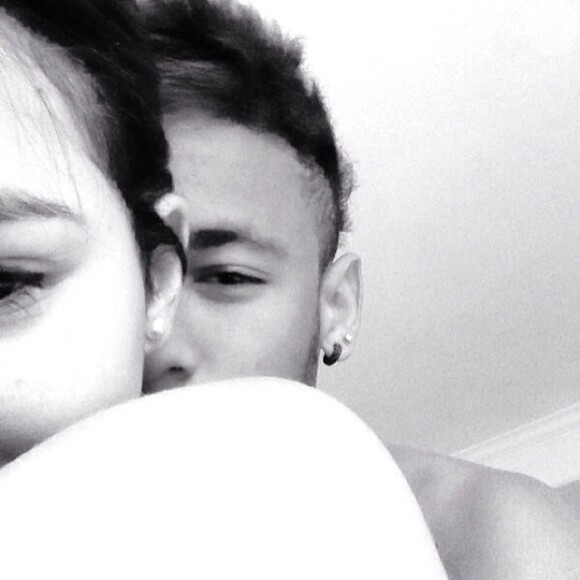 Bruna Marquezine e Neymar mantêm o namoro à distância com troca de declarações de amor por meio de suas redes sociais
