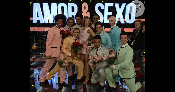 Fernanda Lima, rodeada por flores e bailarinos, deu o tom deste programa: o romantismo