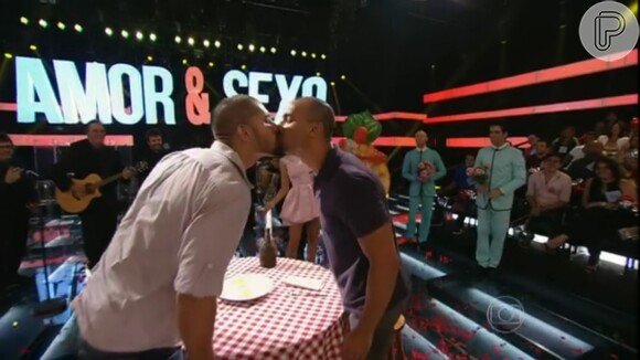 E quando o beijo aconteceu, a convidada Glória Maria comemorou: 'Fernanda e o primeiro beijo gay na TV'