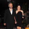 Kate Winslet e seu ex-marido Sam Mendes saindo de um restaurante em 1º de junho de 2009