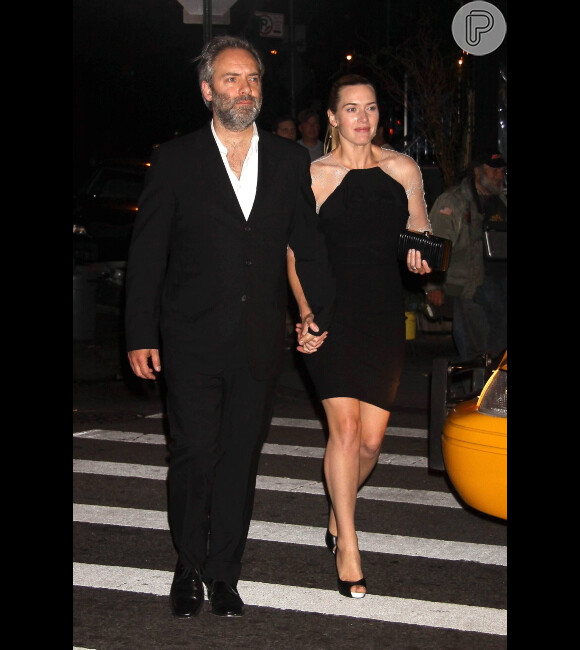 Kate Winslet e seu ex-marido Sam Mendes saindo de um restaurante em 1º de junho de 2009