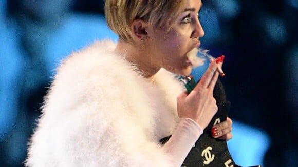 Miley Cyrus ganha prêmio com 'Wrecking Ball' e agradece com polêmica no EMA 2013