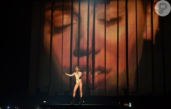 Miley Cyrus faz a performance da canção 'Wrecking Ball' no EMA 2013
