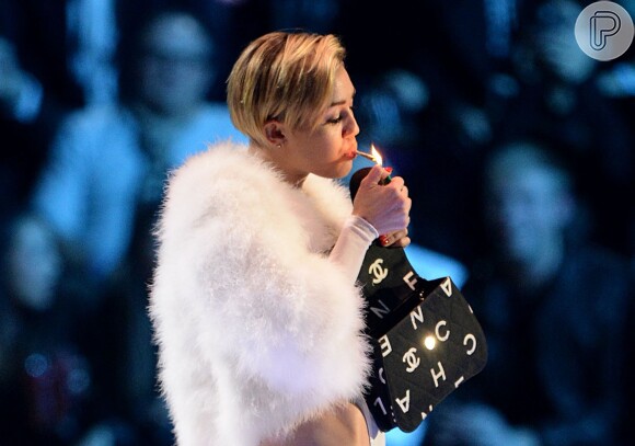 Miley Cyrus fuma um cigarro de maconha no palco do EMA 2013