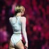 Miley Cyrus apresneta a canção 'Wrecking Ball' com maiô cavado