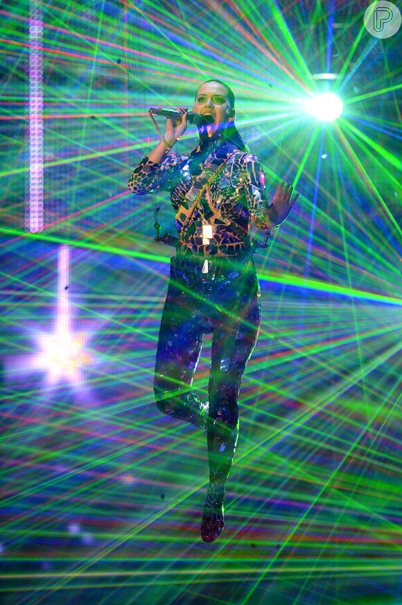 Katy Perry é suspensa do palco na apresentação da música 'Unconditionally' no EMA 2013