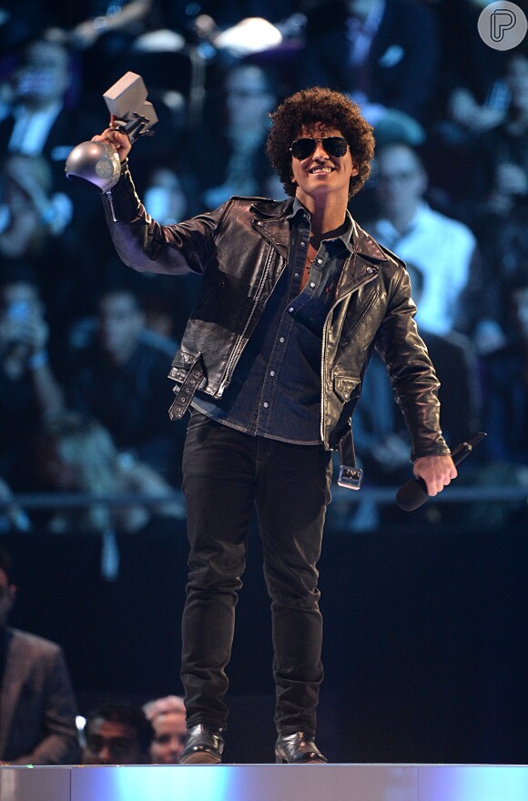 Bruno Mars ganha o prêmio de Melhor Canção com 'Locked out of Heaven' no EMA 2013