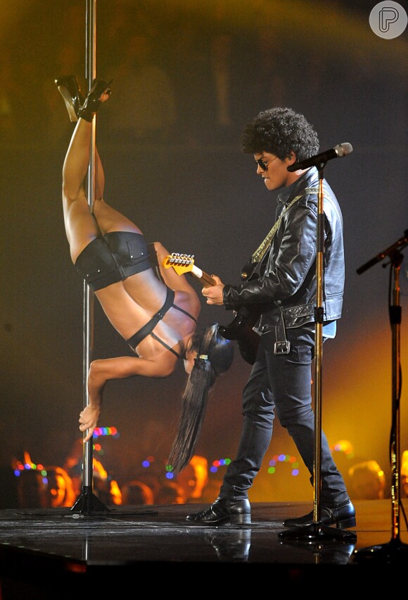 Bruno Mars se apresenta com a música Gorilla no EMA 2013
