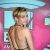 Miley Cyrus usa vestido superdecotado no tapete vermelho do EMA 2013