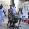 Guilhermina Guinle foi flagrada passeando com a filha, a pequena Mina, de dois meses, na orla do Arpoador, Rio de Janeiro, nesta segunda, 11 de novembro de 2013