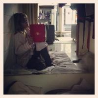 Carolina Dieckmann posta foto descansando no Projac: 'Minha cama número um'