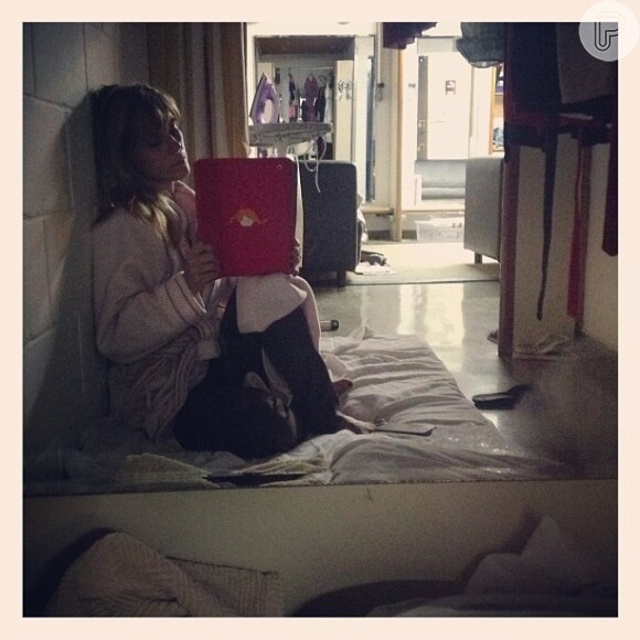 Carolina Dieckmann publicou uma foto sentada em cama do Projac, nesta quinta-feira, 27 de dezembro de 2012