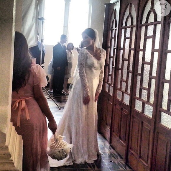 Durante a temporada de gravações em Goiás e Goiânia, Bruna Marquezine já se vestiu de noiva para as cenas do casamento de Helena com o personagem de Guilherme Leicam