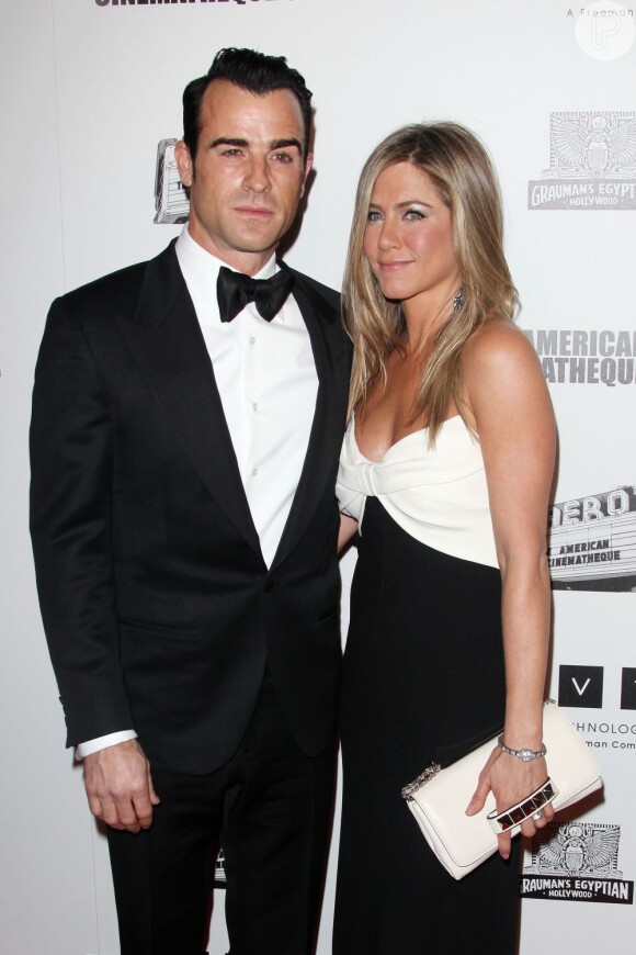 Jennifer Aniston e o noivo Justin Theroux comparecem a premiação