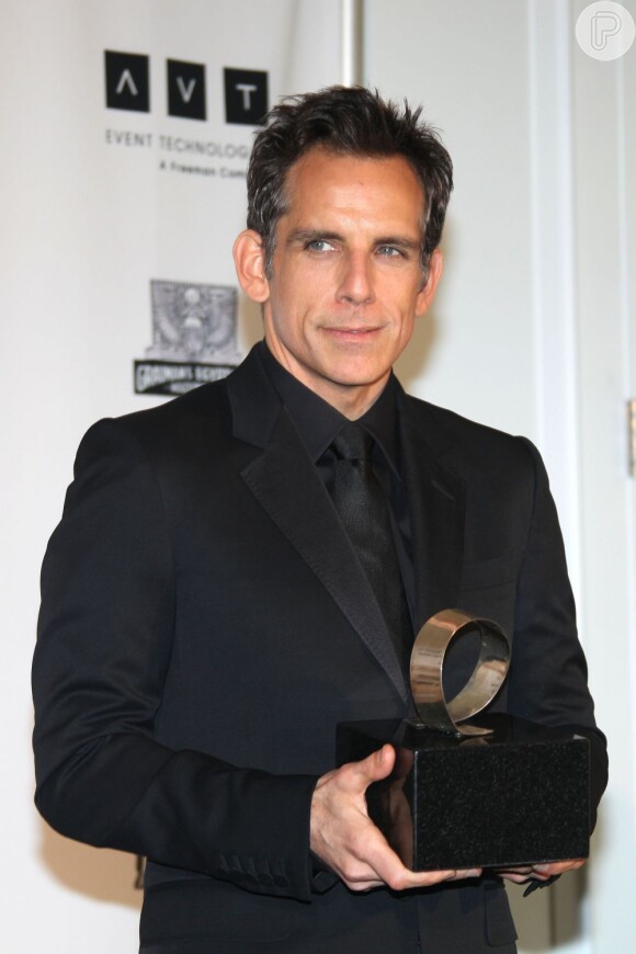 Ben Stiller posa com o troféu do American Award Gala 2012